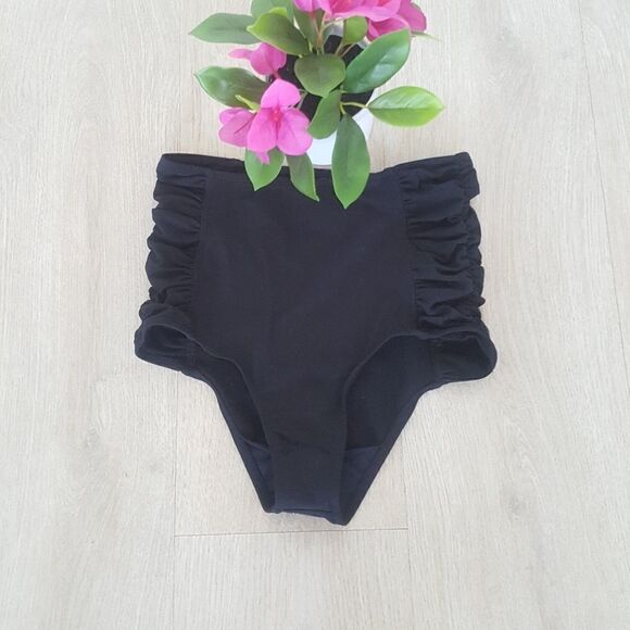 California kisses bikini bottom - Picture 2 of 6